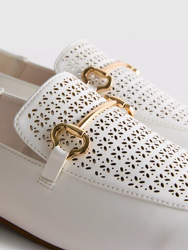 Mocasines de imitación de cuero con diseño de bocado de cabestro cortado con láser