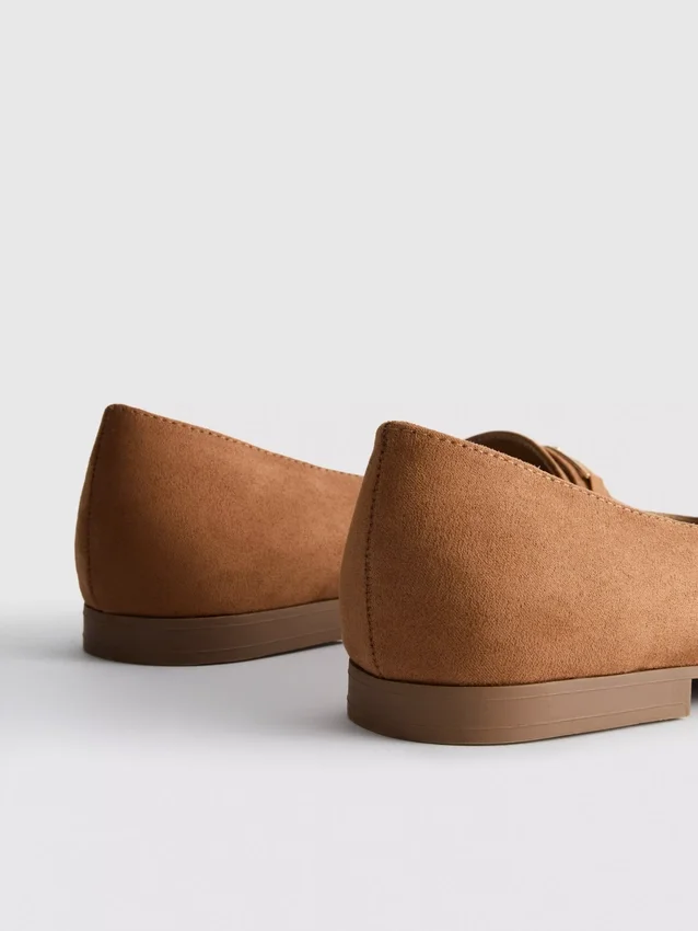 Mocasines de puntera baja y horma ancha