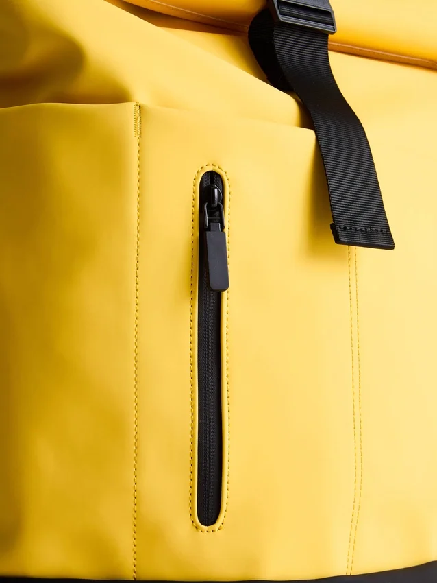 Mochila con cierre enrollable