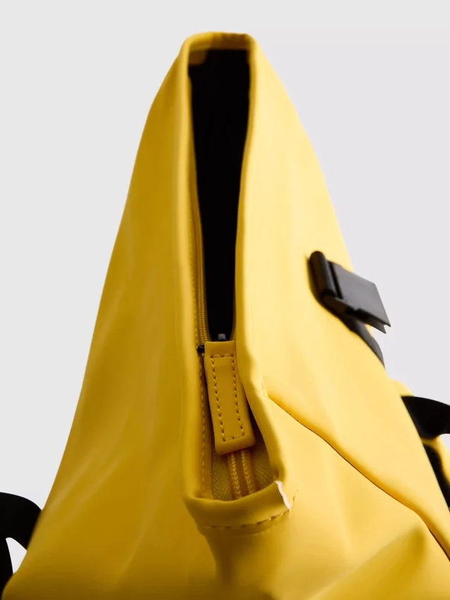 Mochila con cierre enrollable