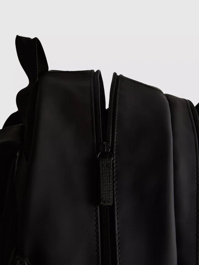 Mochila con cremallera para el transporte diario