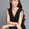 Mono de cuello en V con perneras acampanadas