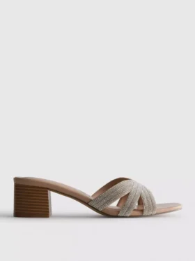 Mules con tacón grueso y tiras cruzadas decoradas