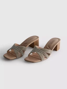 Mules con tacón grueso y tiras cruzadas decoradas