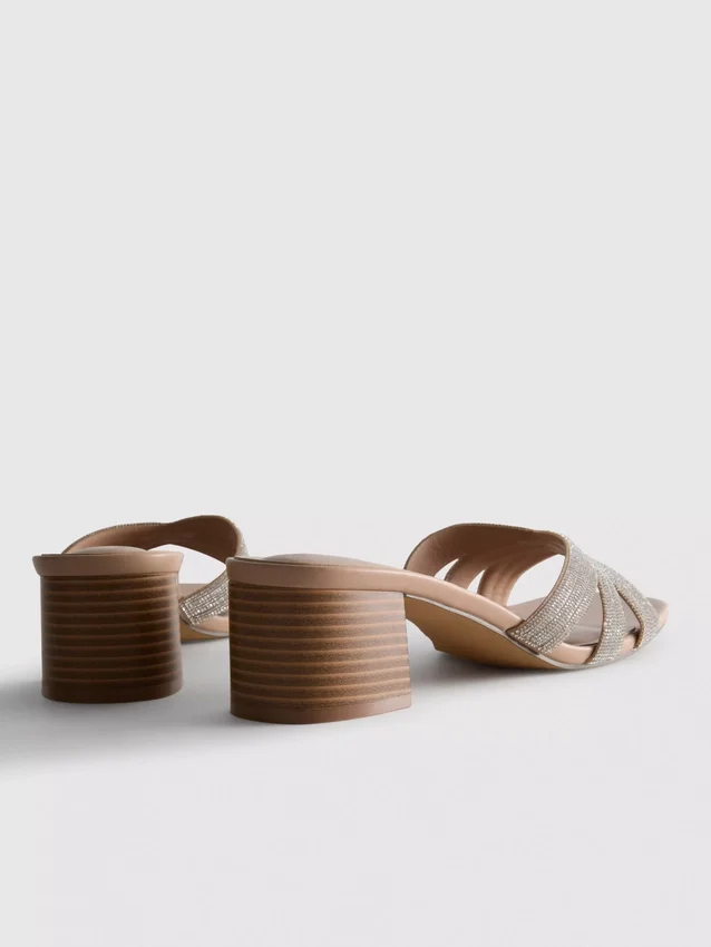 Mules con tacón grueso y tiras cruzadas decoradas