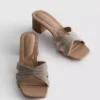 Mules con tacón grueso y tiras cruzadas decoradas