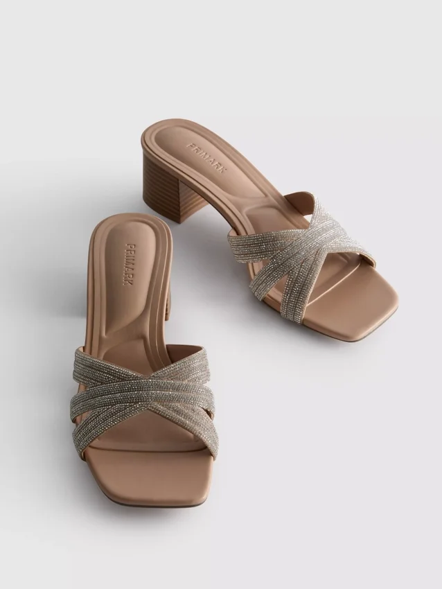 Mules con tacón grueso y tiras cruzadas decoradas
