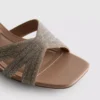 Mules con tacón grueso y tiras cruzadas decoradas
