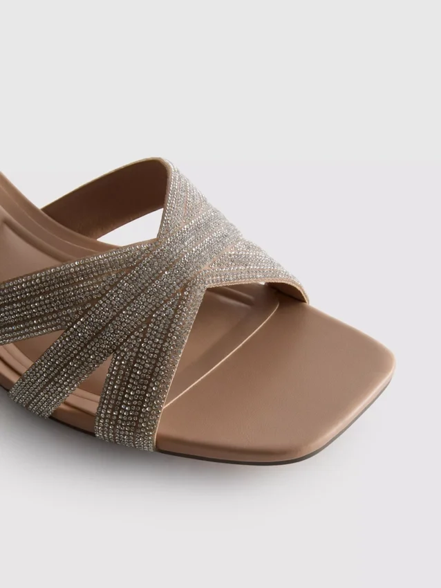 Mules con tacón grueso y tiras cruzadas decoradas
