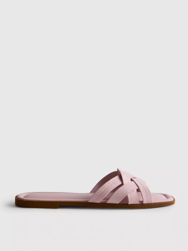 Mules con tiras entrelazadas