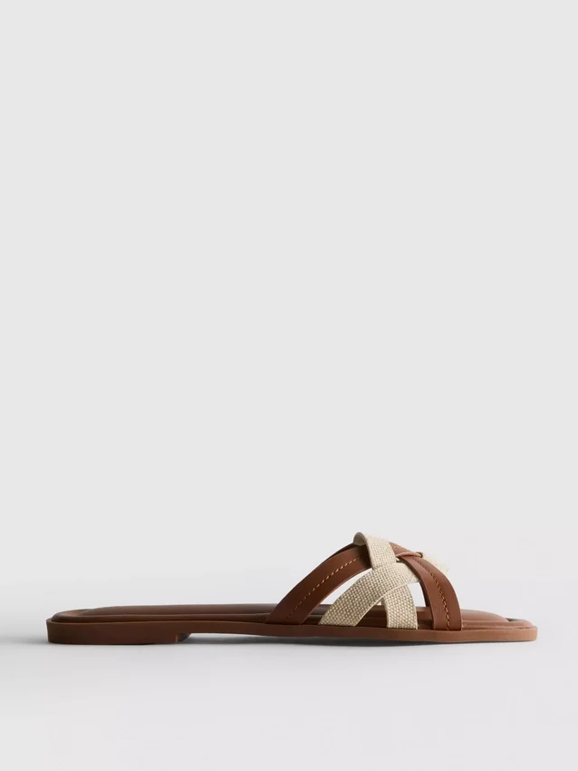 Mules con tiras entrelazadas