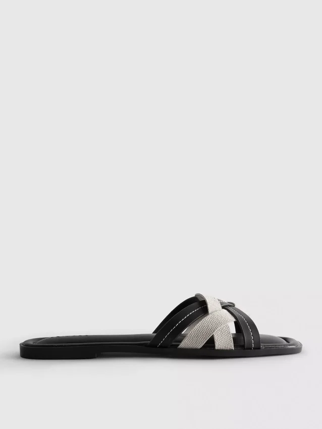 Mules con tiras entrelazadas