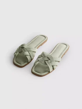 Mules con tiras entrelazadas
