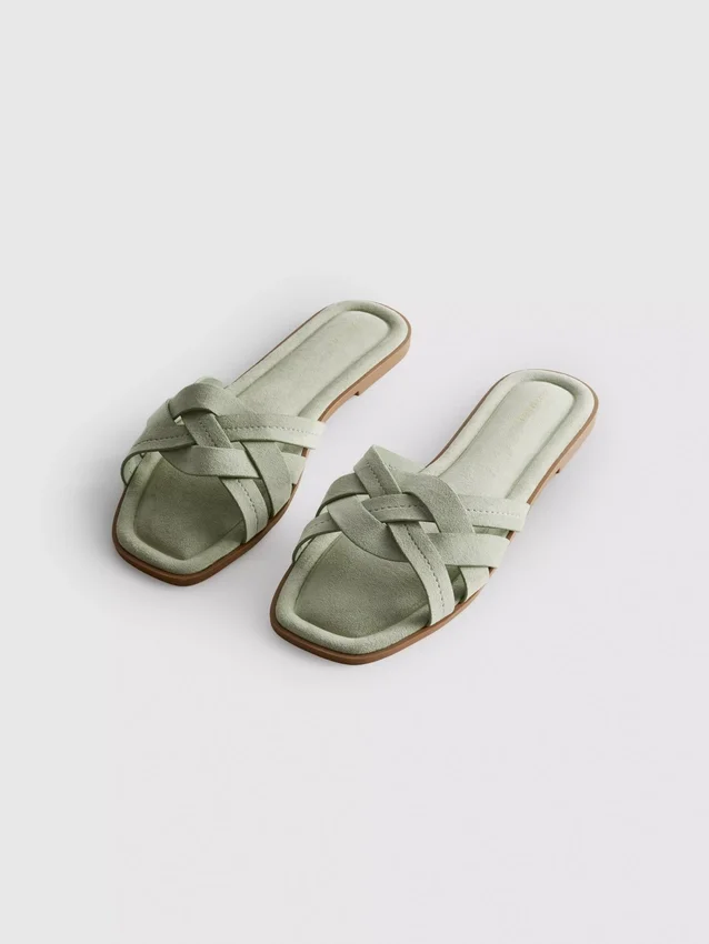 Mules con tiras entrelazadas