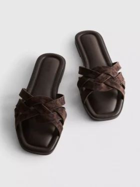 Mules con tiras entrelazadas