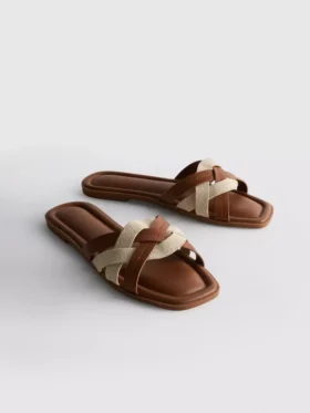 Mules con tiras entrelazadas