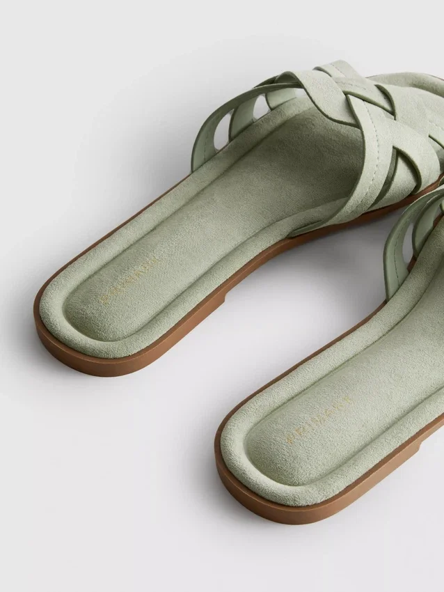 Mules con tiras entrelazadas