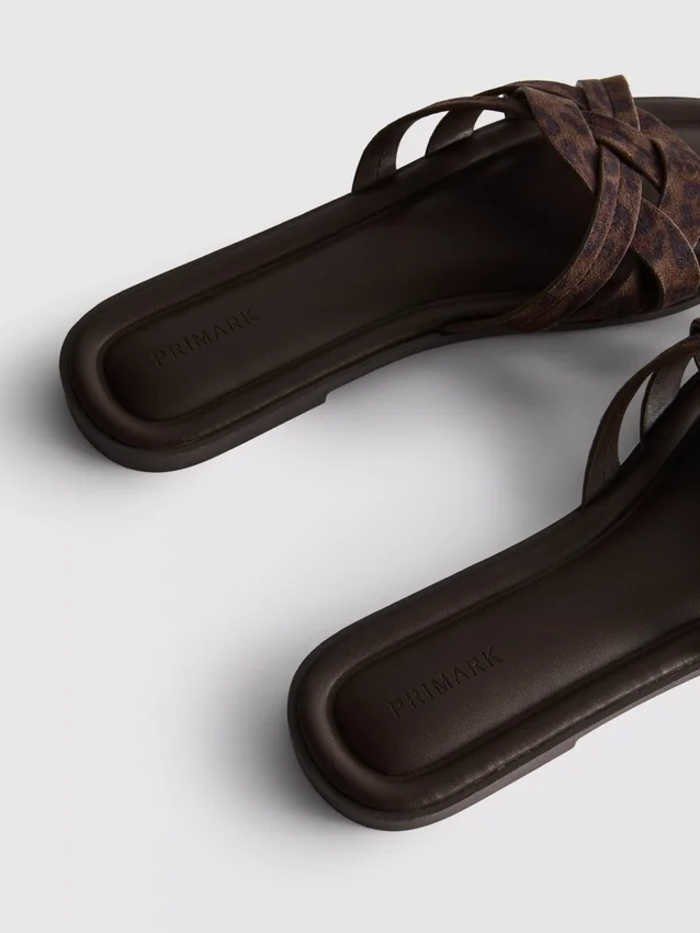 Mules con tiras entrelazadas