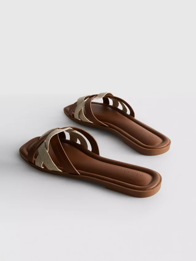 Mules con tiras entrelazadas