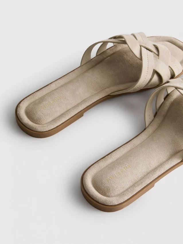 Mules con tiras entrelazadas
