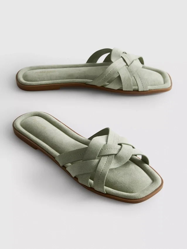Mules con tiras entrelazadas