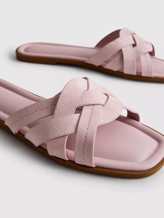 Mules con tiras entrelazadas