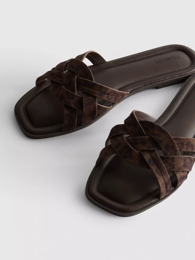 Mules con tiras entrelazadas