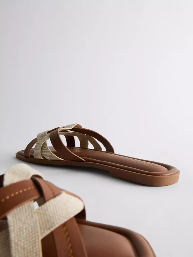 Mules con tiras entrelazadas