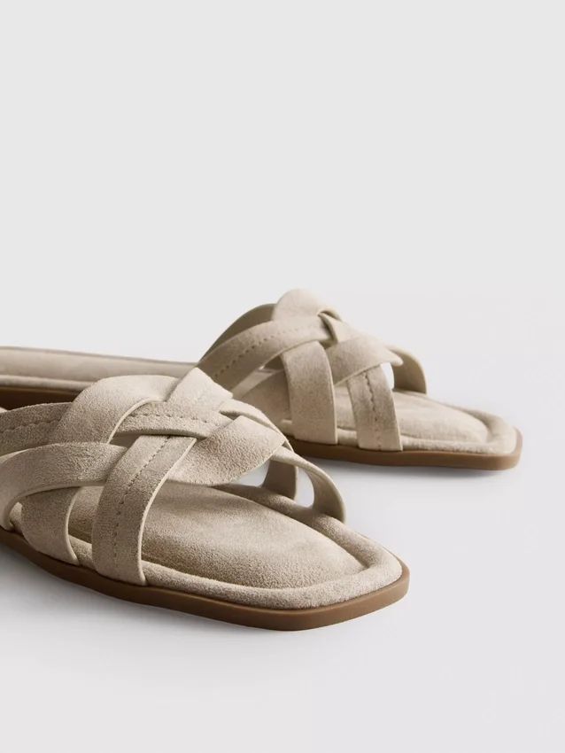 Mules con tiras entrelazadas