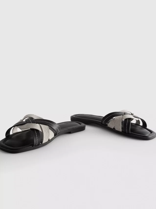 Mules con tiras entrelazadas
