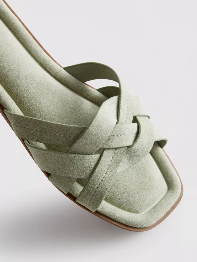 Mules con tiras entrelazadas