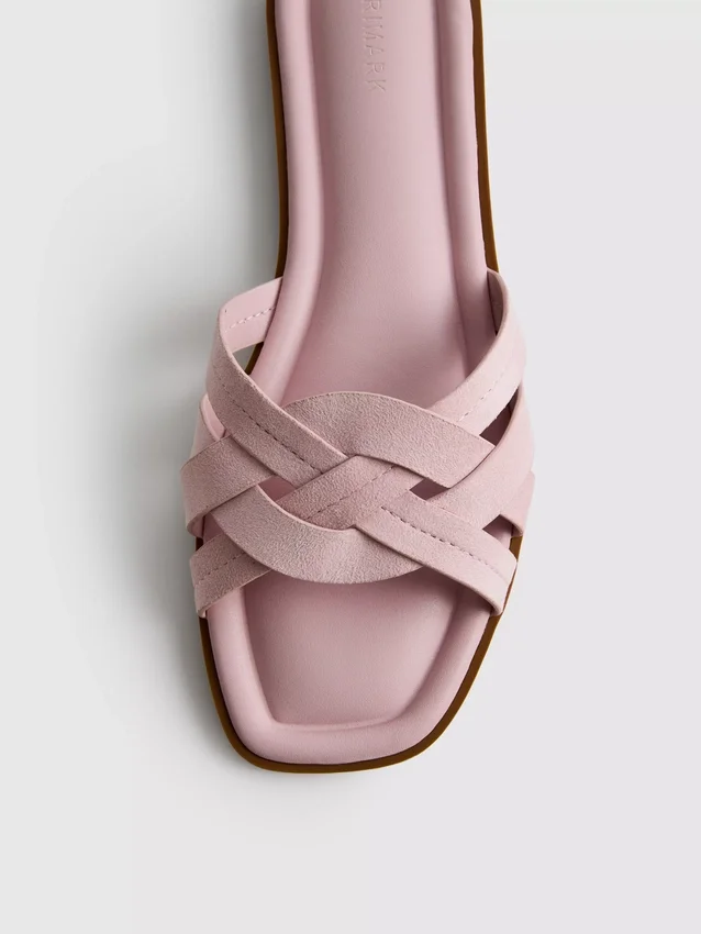Mules con tiras entrelazadas