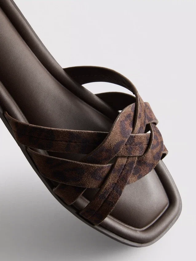 Mules con tiras entrelazadas