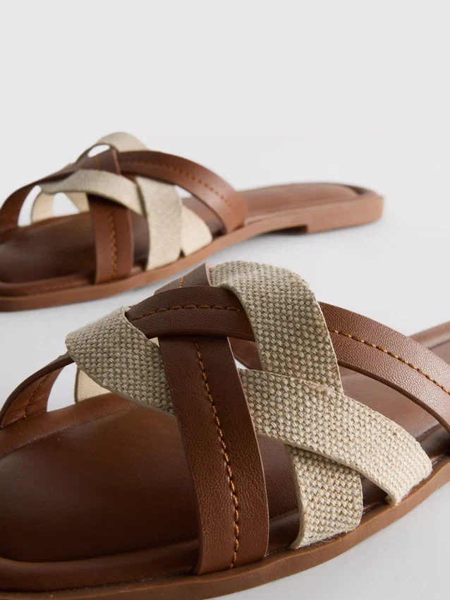 Mules con tiras entrelazadas