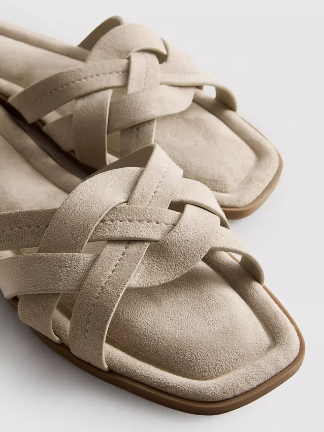 Mules con tiras entrelazadas