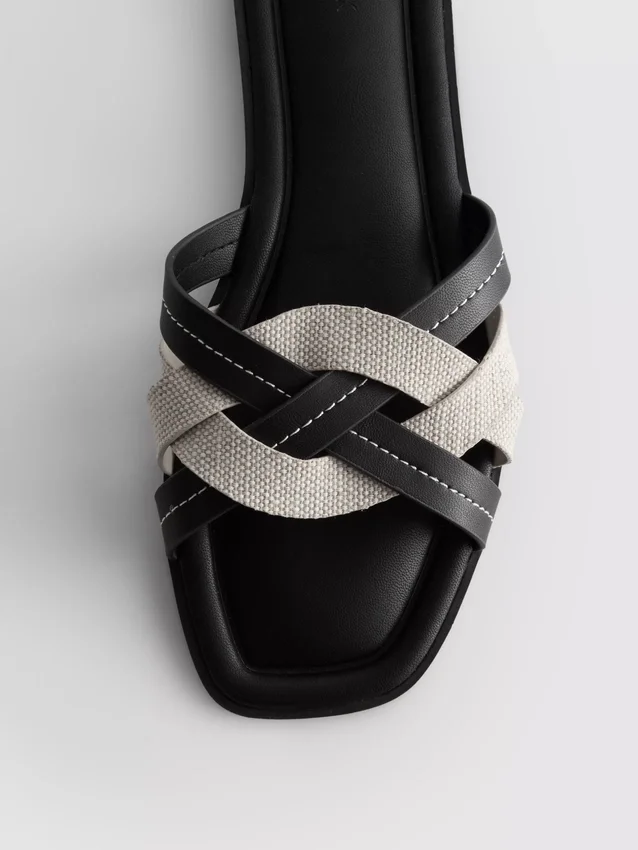 Mules con tiras entrelazadas