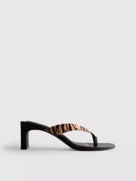 Mules con zapatos de tacón y tiras entre los dedos con estampado animal