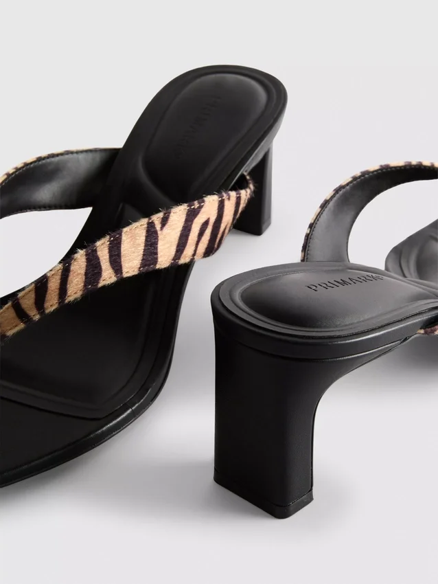 Mules con zapatos de tacón y tiras entre los dedos con estampado animal