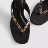 Mules con zapatos de tacón y tiras entre los dedos con estampado animal