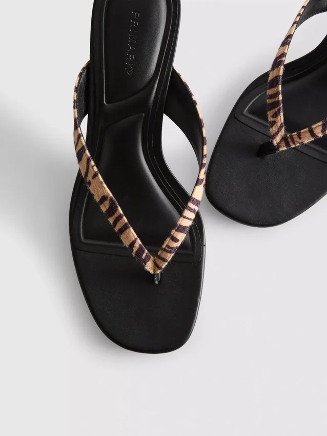 Mules con zapatos de tacón y tiras entre los dedos con estampado animal