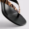 Mules con zapatos de tacón y tiras entre los dedos con estampado animal