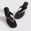 Mules con zapatos de tacón y tiras entre los dedos con estampado animal