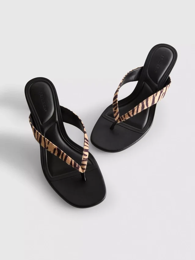 Mules con zapatos de tacón y tiras entre los dedos con estampado animal