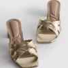 Mules de tacón grueso con tejido de imitación de cuero