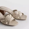 Mules de tacón grueso con tejido de imitación de cuero