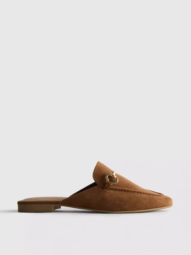 Mules tipo mocasín con detalle de bocado