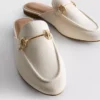 Mules tipo mocasín con detalle de bocado