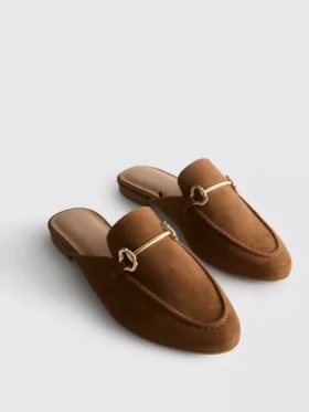Mules tipo mocasín con detalle de bocado