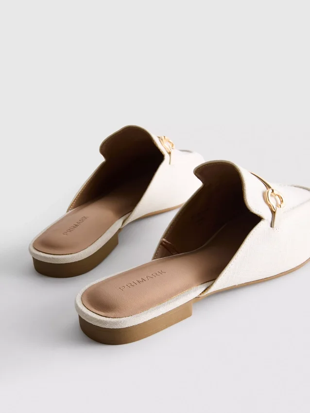 Mules tipo mocasín con detalle de bocado