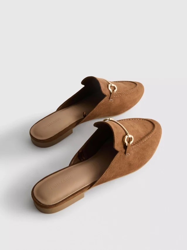 Mules tipo mocasín con detalle de bocado